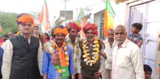 वार्ड वासियों ने पार्षद को माला पहनाकर साफा बंधवा किया स्वागत