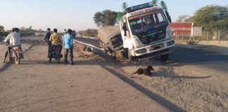 सिक्स लाइन पर ट्रेलर नाले में उतरा बड़ा हादसा टला