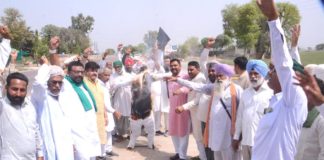 धरने के 100 दिन पूरे होने पर फुका केन्द्र की मोदी सरकार का पुतला