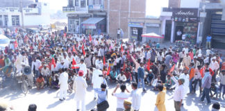 हजारों मजदूरों ने समस्याओं के समाधान हेतु विशाल प्रदर्शन किया