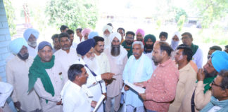 व्यापारियों द्वारा प्रति थैला 200 ग्राम की अवैध काट के संबंध में ज्ञापन सौंपा