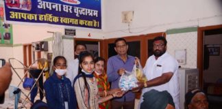 अपनाघर वृद्धा आश्रम में फल और दूध का वितरण किया