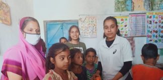 लाडो स्पोर्ट्स एकेडमी द्वारा आंगनबाड़ी केन्द्र घोडास में पाठ्यसामग्री वितरित