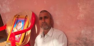 परिवार मां के शोक में व्यस्त पीछे चोर माल ले जाने में मस्त