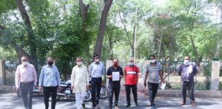 कपड़े की दुकानें खोलने की अनुमति देने की मांग