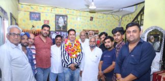 विजय सिंह चौहान का शहर में किये जा रहे उत्कृष्ट कार्यो के लिये अभिनंदन किया