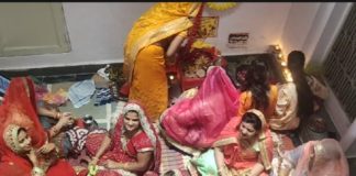 श्रंगारित महिलाओं ने की पूजा अर्चना