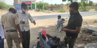 बगैर नंबर की बाइक में मिले तलवार व डंडे