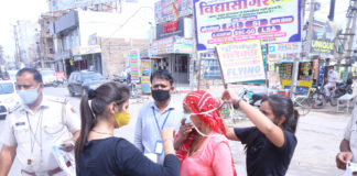 राजीव चौक पर राहगीरों को मास्क व सैनेटाईजर का वितरण किया