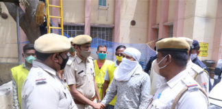 खेत के रास्ते के विवाद को लेकर एक युवक पेड़ पर चढ़ गया