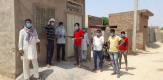 कोरोना महामारी के प्रति जागरूक करते हुए मास्क एवं सैनिटाइजर का वितरण