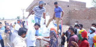 झुग्गीयों में पुलिस प्रशासन के सहयोग से राशन वितरित किया