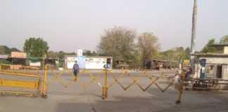 बेरीकेटिगं के माध्यम से पालिका द्वारा क्षेत्र बन्द