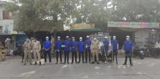 बीगोद पुलिसकर्मियों के साथ मुस्तैद खड़े पुलिस मित्र