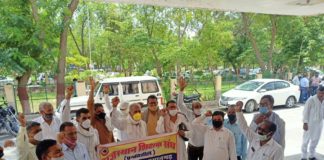 शिक्षक संघ प्रगतिशील ने कलैक्टैट पर प्रदर्शन कर विभिन्न मांगों के समाधान के लिये सौपा ज्ञापन