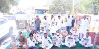 कांग्रेस कार्यकर्ताओं ने पेट्रोल डीजल के बढ़ते दामों के विरोध में पेट्रोल पम्प पर दिया धरना