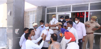 फैक्ट्रियों से फैल रहे प्रदूषण के विरोध में आम नागरिकों ने किया कलेक्ट्रेट पर हल्ला बोल