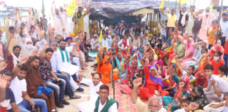 डबली टोल प्लाजा पर आयोजित किसान पंचायत में हजारों की संख्या में उमड़े किसान।