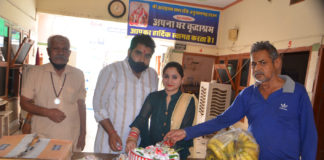 बुजुर्गो के साथ मनाई सालगिराह