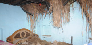 तेज अंधड़ व बारिश से गिरी कमरे की छतें