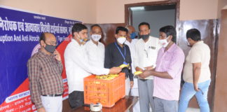 कोवेक्सीनेशन सेंटर में किये फल वितरित