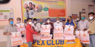 महात्मा गांधी चिकित्सालय में कपड़े से बने हुए थैलो का वितरण