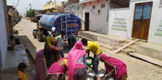 शारदा देवी जाट निजी खर्चे से पानी के टेंकर से घर घर पहुँचा रही पानी