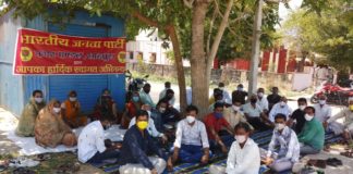 महापौर गुर्जर को बहाल करने की मांग को लेकर भाजपा ने दिया धरना