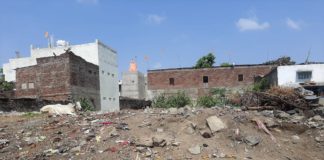 निजी बाड़े लगा रहे हैं, स्वच्छता अभियान को दाग ,दे रहे हैं महामारी को न्योता