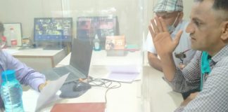 बैक पर लूट मचाने का आरोप, किसानों ने किया बैक पर प्रदर्शन