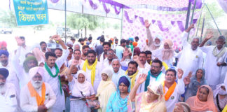 नगराना टोल प्लाजा पर आयोजित किसान पंचायत में भारी संख्या में उमड़े किसान।