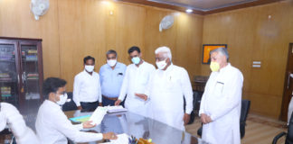 खरीदी हुई गेहू के उठाव न होने से व्यापारी परेशान, व्यापारियों ने सौपा कलक्टर को ज्ञापन