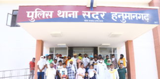 किसान को धमकी देने वालों के खिलाफ कार्रवाई की मांग, किसानों ने किया सदर थाने पर प्रदर्शन