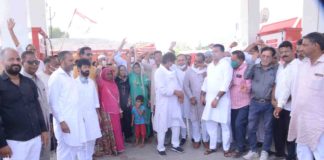 पेट्रोल एवं डीजल की अनावश्यक वृद्धि को लेकर हस्ताक्षर अभियान