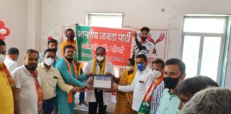 भारतीय जनता पार्टी द्वारा डॉक्टर्स का चरण वंदन व पुष्प अर्पित कर सम्मान किया गया