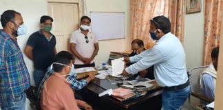 अधिक कनेक्शन के तार होने के कारण पोल क्षतिग्रस्त, ज्ञापन सौंपा