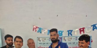 इंदिरा रसोई योजना में मनाया संचालक ने अपना जन्मदिन, खिलाया भोजन