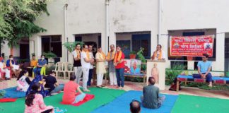 योग शिविर के समापन पर श्रेष्ठ कार्य करने वालों का सम्मान