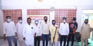 अवैघ रूप से किये अतिक्रमण हटवाने की मांग, ग्रामीणों ने कलक्टर को सौंपा ज्ञापन