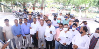 सरकार दोहरी नीति अपनाते हुए निजी स्कूल संचालकों को कर रही प्रताड़ित