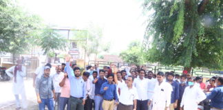 श्रमिक संघ ने धरना प्रदर्शन कर सौपा ज्ञापन, निजीकरण रद्द करने सहित अन्य मांगों के निस्तारण की मांग