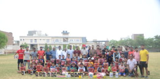 समाजसेवीयो ने फुटबॉल खिलाड़ियों को भेंट की फुटबॉल व टीशर्ट