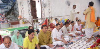 विधिवत पूजा अर्चना कर अभिषेक किया