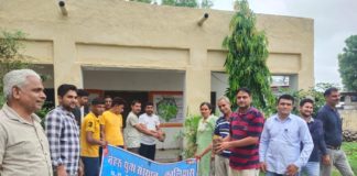 युवाओ ने सफाई अभियान चलाकर किया हरित गांव बनाने का आगाज।