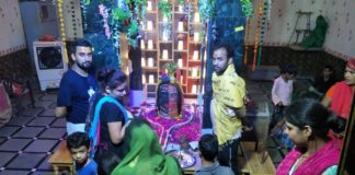 सावन के तीसरे सोमवार को धरती देवरा महादेव में शिव भक्तों की लगी भीड़, किया आकर्षक श्रृंगार