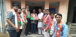 भारतीय जनता पार्टी ने कार्यकर्ताओं के घर के बाहर कमल पटिका लगाई