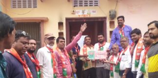 भारतीय जनता पार्टी ने डोर टू डोर कार्यकर्ताओं के लगा रहे हैं कमल पटिका