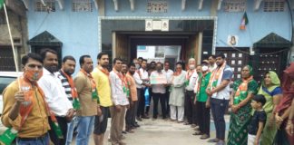 भारतीय जनता पार्टी ने कार्यकर्ताओं के घर के बाहर कमल पटिका लगाई