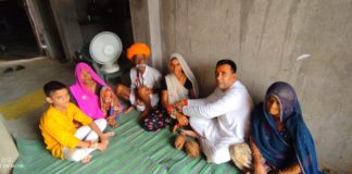 बहन ने भाई की कलाई पर बांधी रेशम की डोर