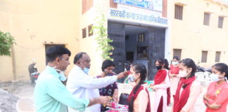 एक अरसे बाद विद्यालयों में लौटी रौनक, तिलक लगाकर किया स्वागत